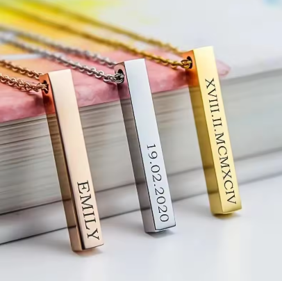 Collana da Donna con Pendente a Barra con Incisione su 4 lati "QUADRALUX"