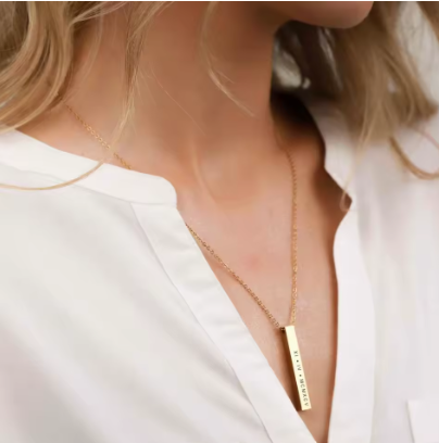 Collana da Donna con Pendente a Barra con Incisione su 4 lati "QUADRALUX"